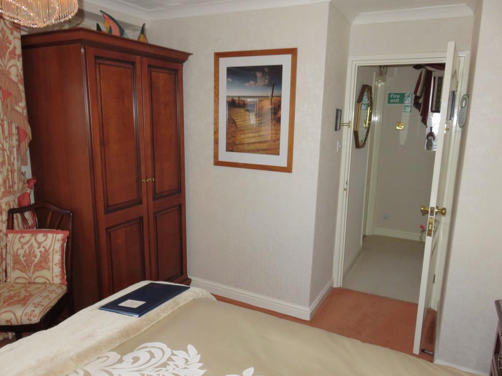Pineview Guesthouse Poole Exterior photo